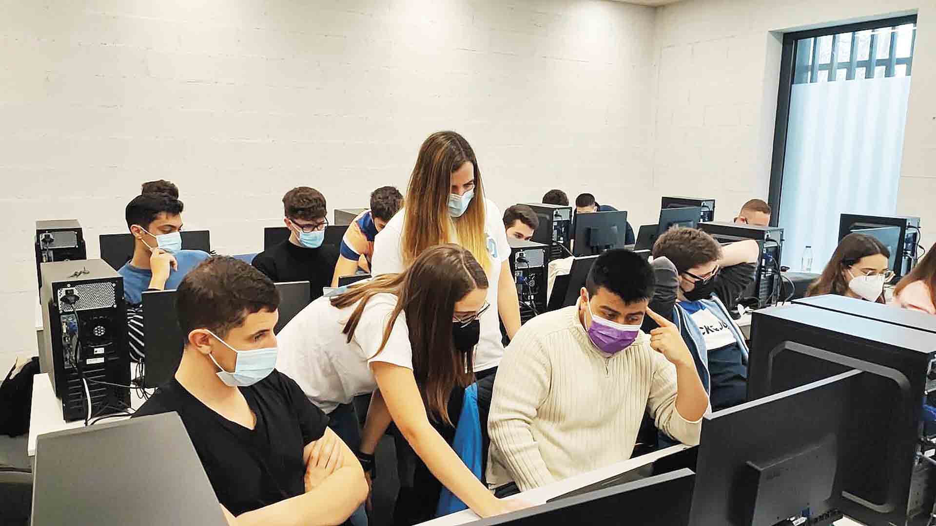 Estudiantes durante el taller de ciberseguridad. / Javier López Alarma
