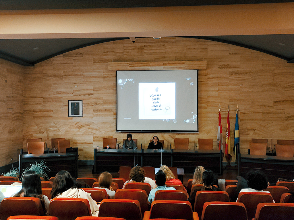Un momento de un acto celebrado en el Ayuntamiento del Real Sitio junto a Autismo Segovia. / EL ADELANTADO