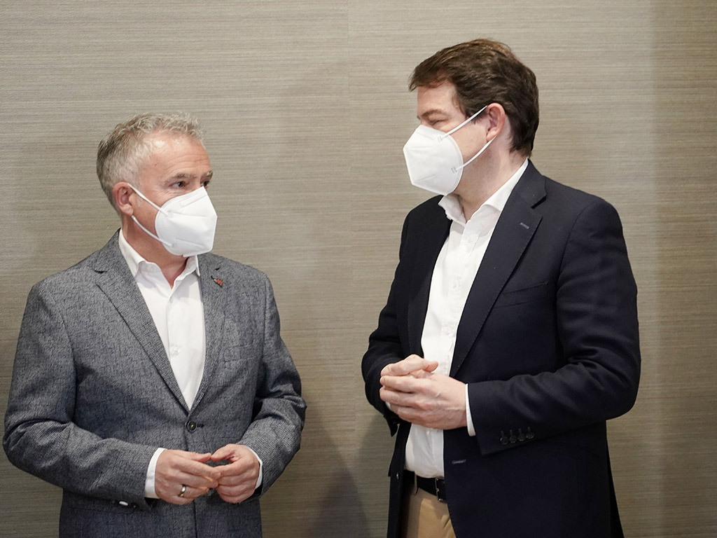 Soria Ya ve complicado apoyar la candidatura del PP a la Presidencia de las Cortes 1 El candidato del Partido Popular a la Presidencia de la Junta de Castilla y León, Alfonso Fernández Mañueco, se reúne con el candidato de Soria ¡Ya!, José Ángel Ceña. Rubén Cacho / ICAL