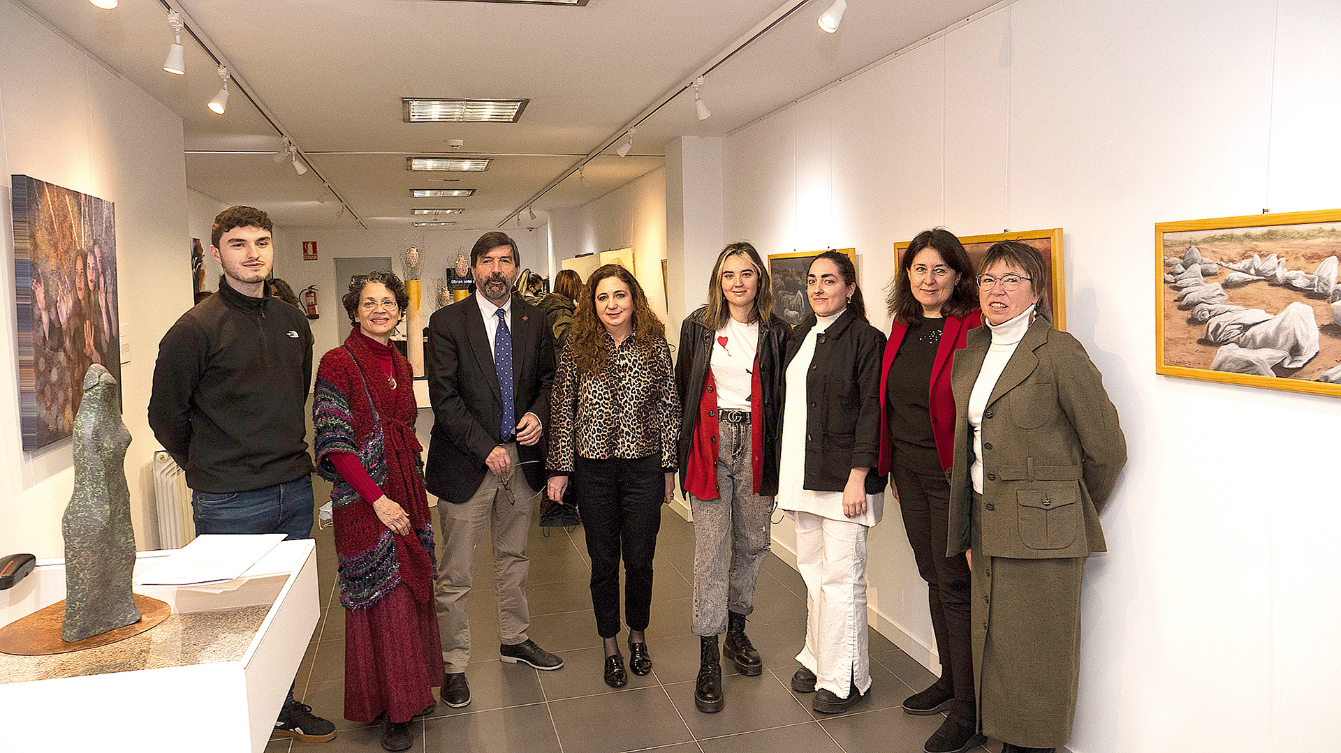 Inauguración exposición “Obras ante el Olvido”. (De izquierda a derecha) Andrés Blanco, alumno; Amalfy Fuenmayor, artista de la exposición; Agustín García Matilla, Vicerrector del Campus de Segovia; Teresa Gema Martín, Coordinadora de la exposición; Diana del Carmen, alumna; Carmen García, alumna; Marta Laguna García, Decana de la Facultad de Ciencias Sociales, Jurídicas y de la Comunicación; Isabel Lecanda, Directora de la Biblioteca. Fotografía: José Manuel Álvarez.