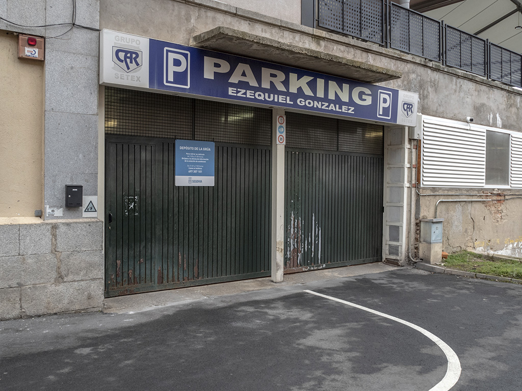 Puerta de acceso al aparcamiento municipal, situado en el sótano de la Estación de Autobuses. / Kamarero
