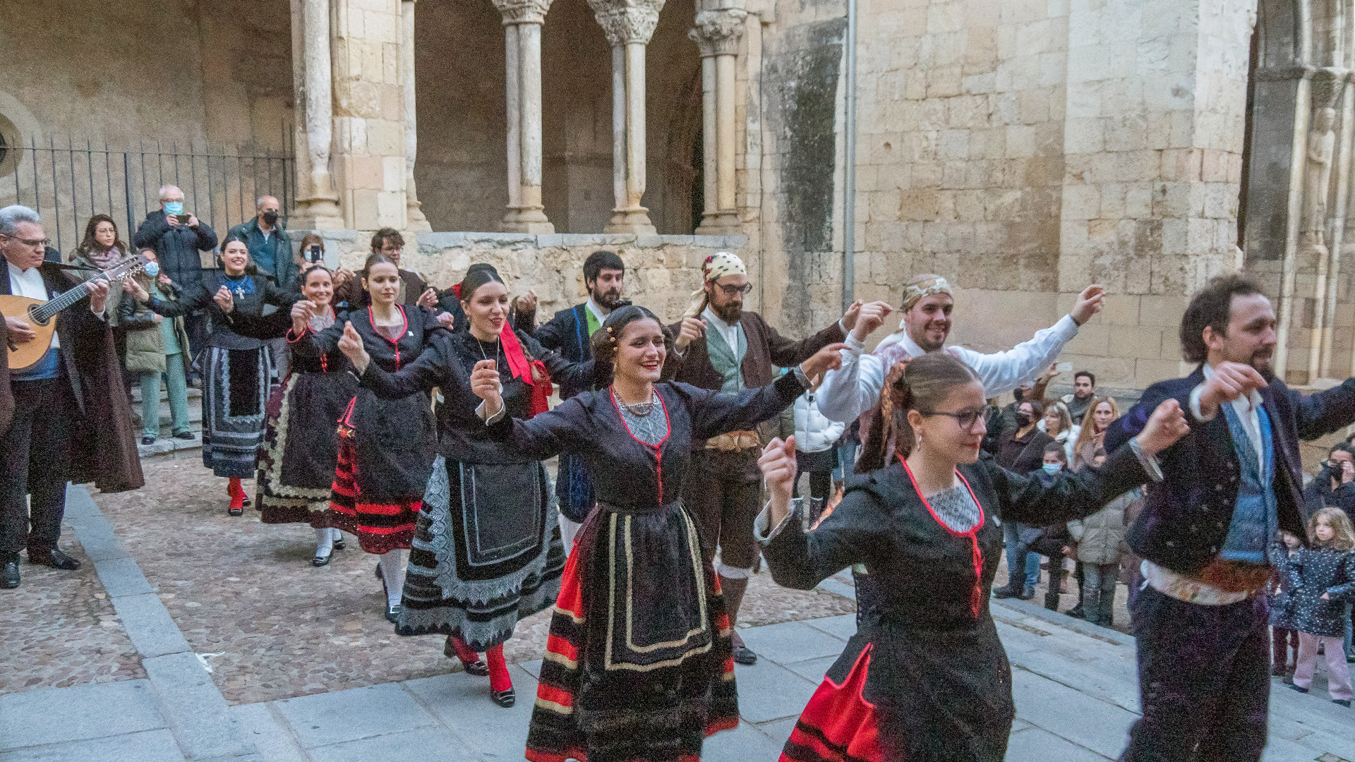El Grupo de Danzas de La Esteva, ayer junto a la iglesia de San Martín, en la Calle Real de Segovia. / Nerea Llorente