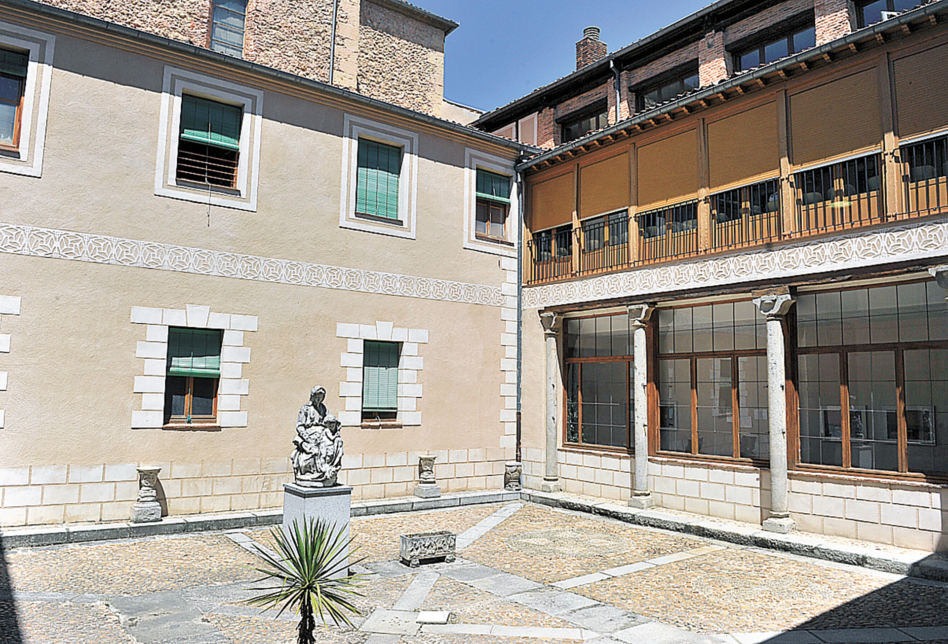 El patio del Hospital de la Misericordia. Kamarero.