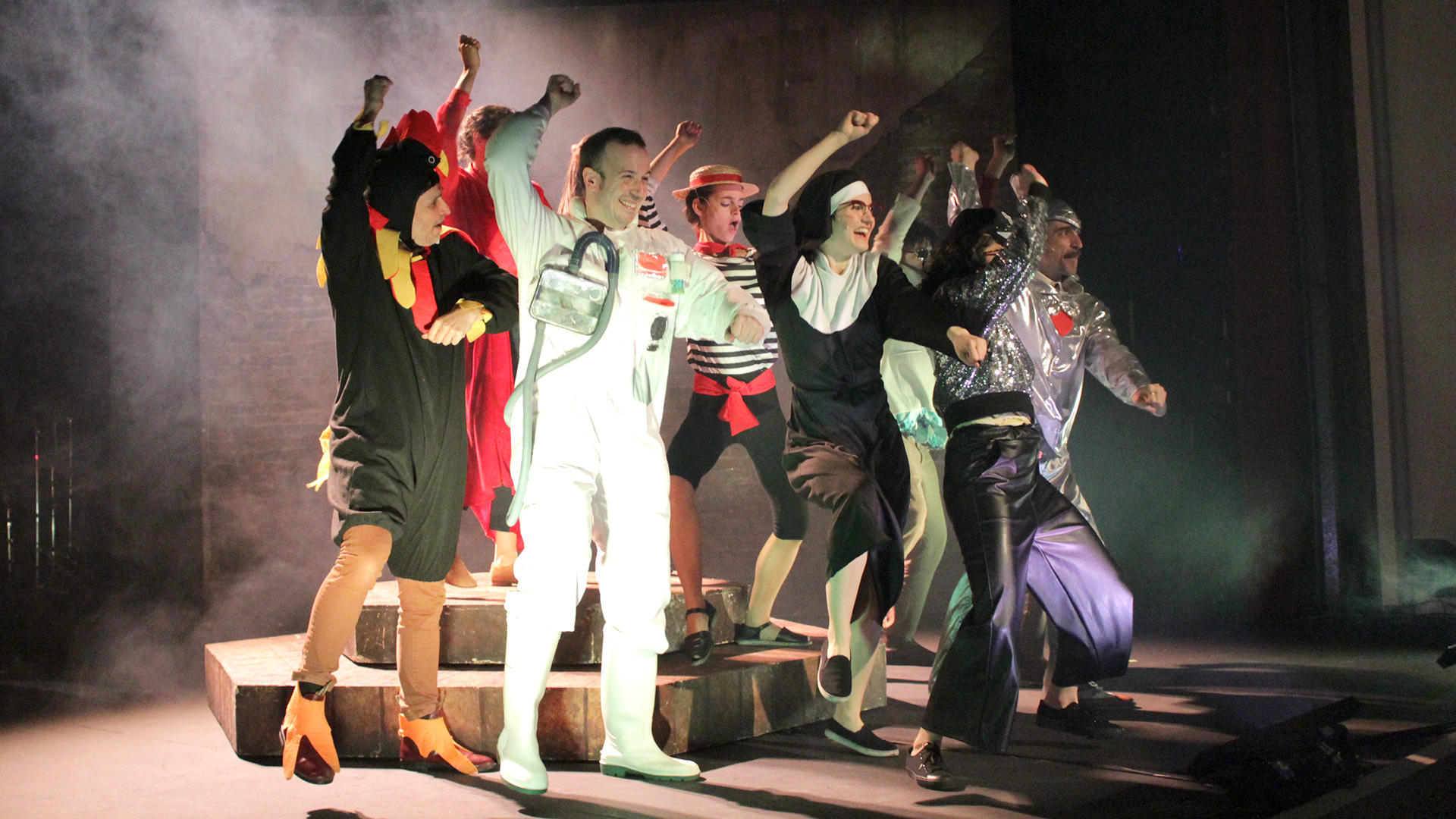 En la puesta en escena de la versión que pudo disfrutarse en el Teatro Juan Bravo los actores cantan y bailan al son de la música. / E. A.