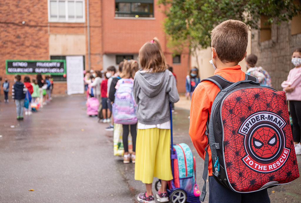 Niños entrando en el colegio. / NEREA LLORENTE