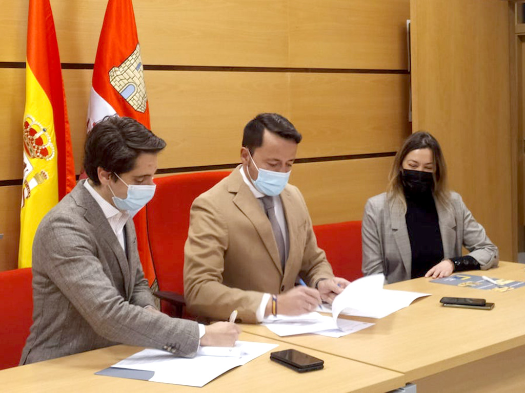 El edil de Turismo, Miguel Merino, y el director provincial de Educación, Diego del Pozo, en la firma del convenio. / E. A.