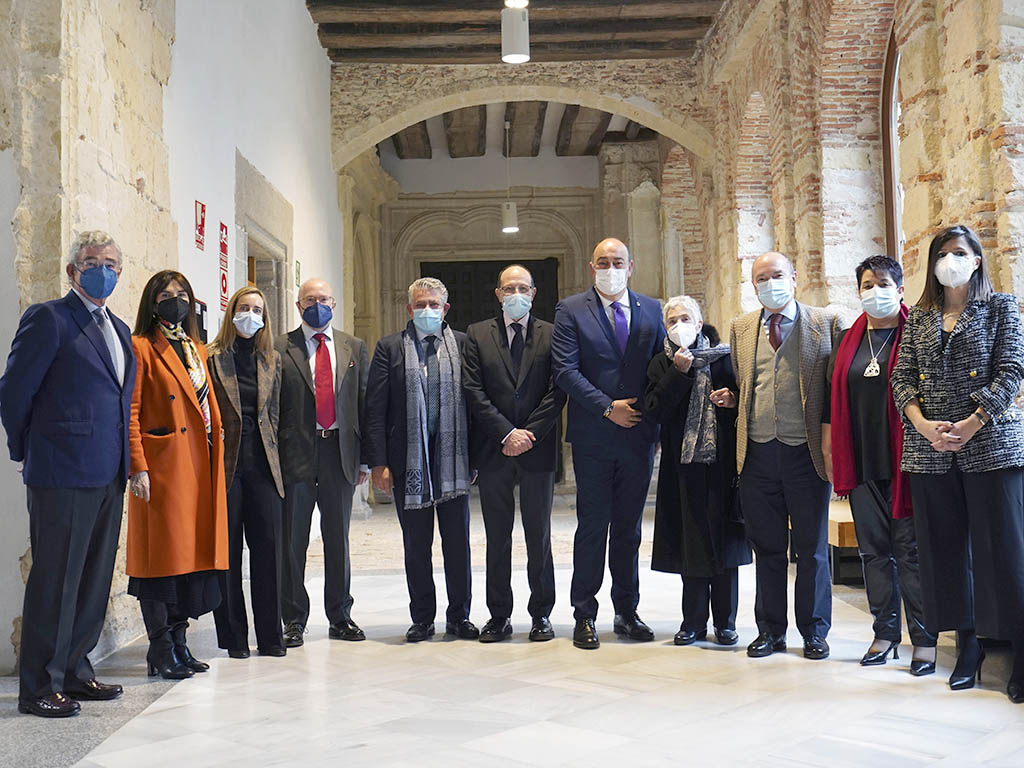 Los asistentes a la sesión del Patronato de Ie University posaron ayer en el Campus de Santa Cruz. / E. A.