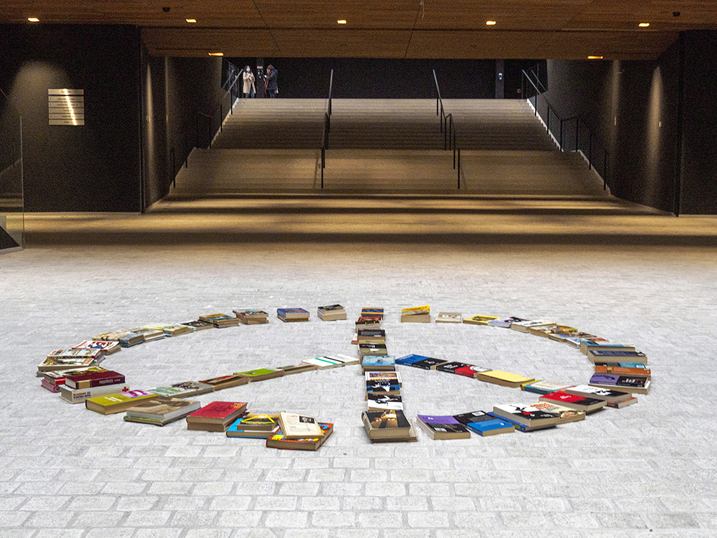 El grupo local de Amnistía Internacional busca sumar activistas 1 Símbolo de la paz trazado con libros, en el campus de la UVa. / KAMARERO