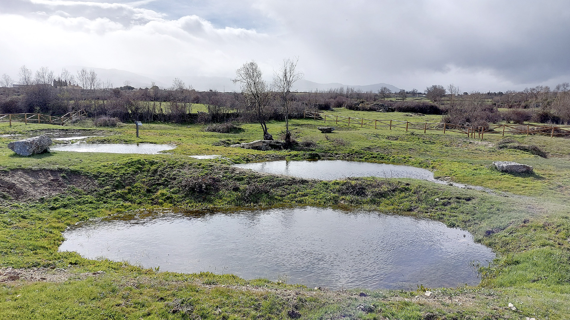 Las lluvias han llenado las pozas de agua. /E.A.