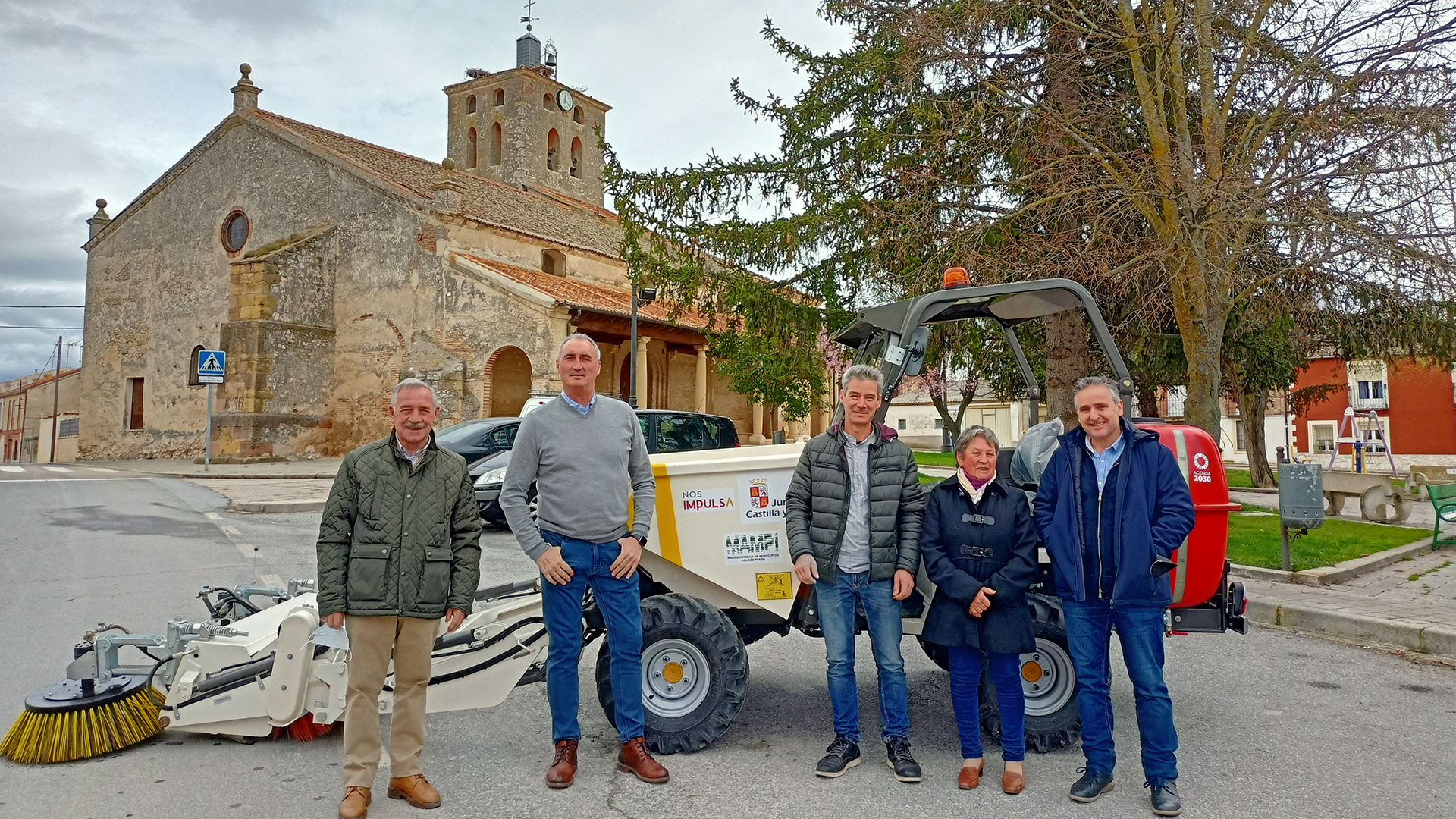 El delegado territorial de la Junta, José Mazarías, visitó Aldea Real para conocer los trabajos del vehículo. / E. A.