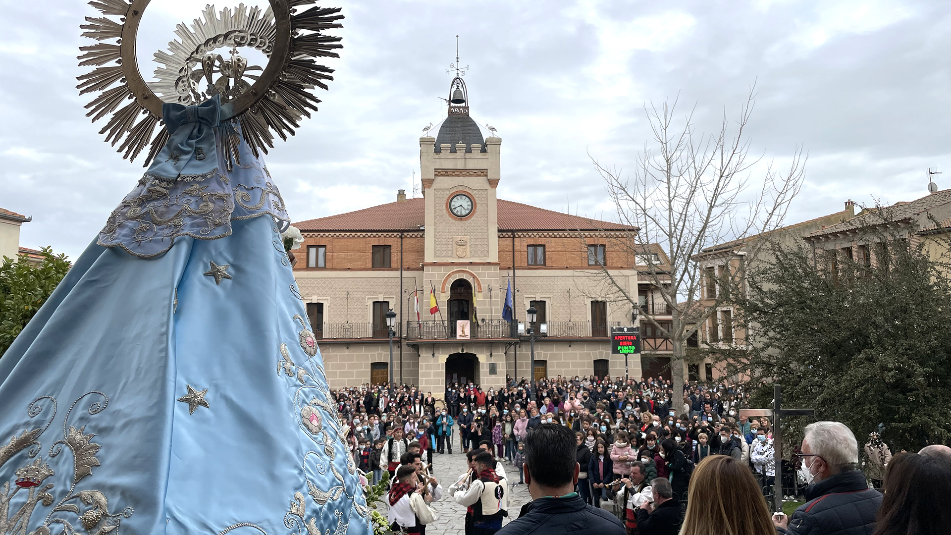 Momento en que la Virgen sale de la iglesia en el inicio del recorrido hacia su casa. /E.A.