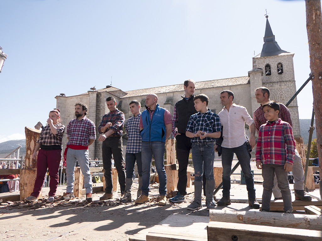 Los cortadores que participaron en la exhibición en la Plaza de la Constitución de El Espinar. /JOSÉ REDONDO