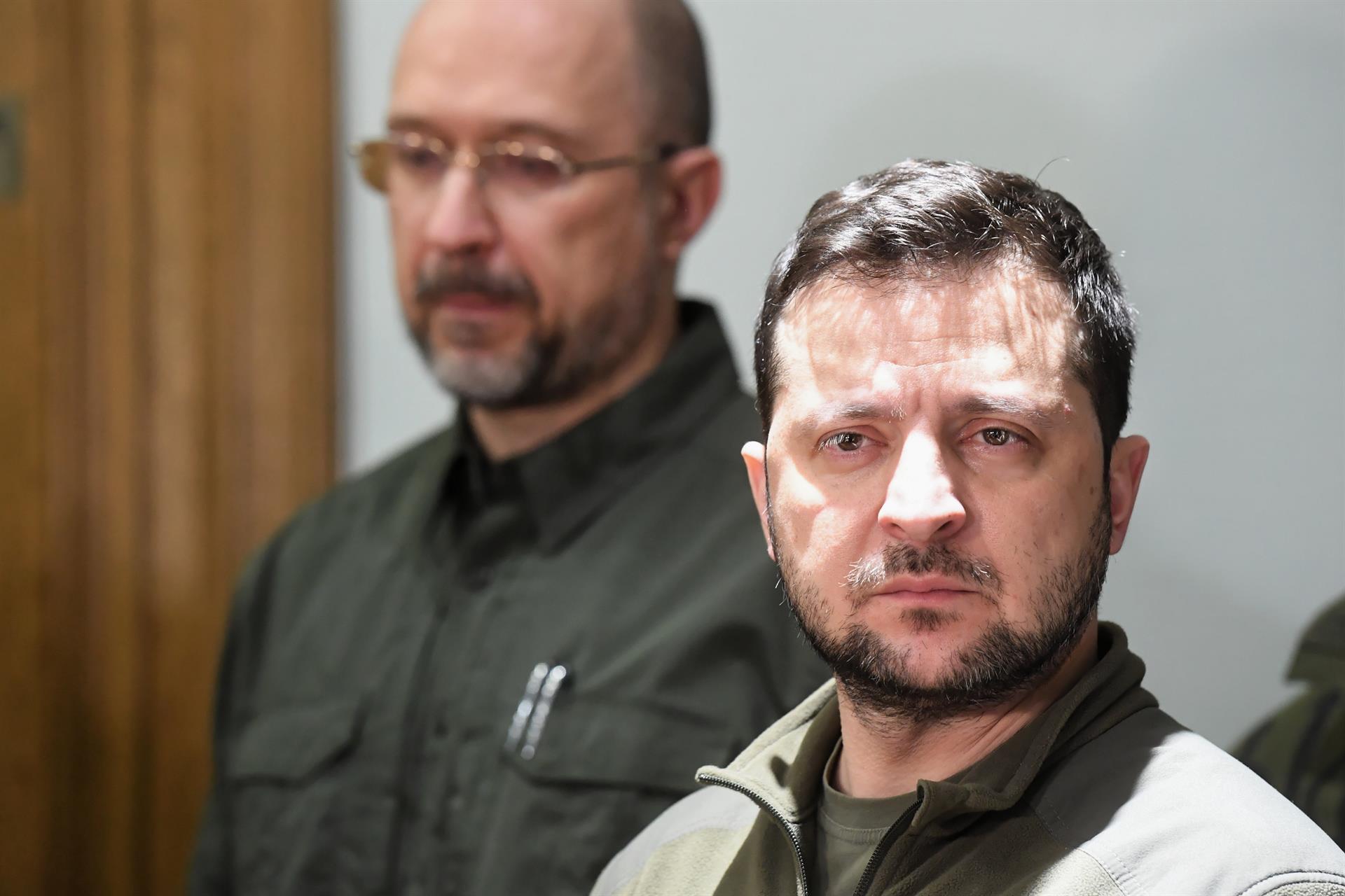 El presidente ucraniano, Volodimir Zelenski, (d) y el primer ministro, Denys Shmyhal (i), el martes en Kiev. EFE/EPA/ANDRZEJ LANGE POLAND OUT