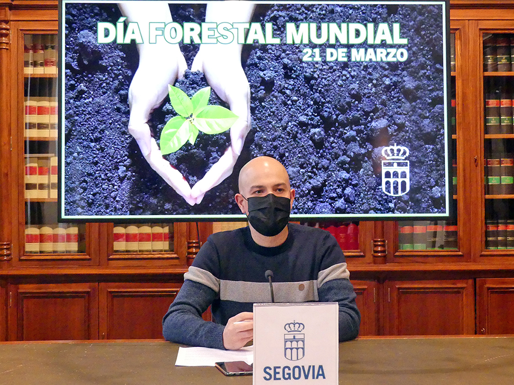 El concejal de Medio Ambiente, Ángel Galindo, en rueda de prensa. / EL ADELANTADO