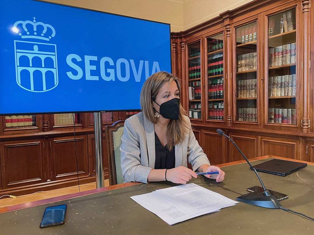 La concejala de Servicios Sociales, Ana Peñalosa, en rueda de prensa. / EL ADELANTADO