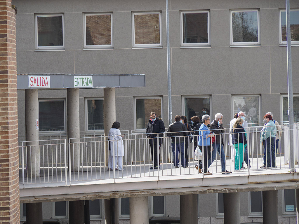 Personas a la entrada del Hospital General de Segovia. / KAMARERO
