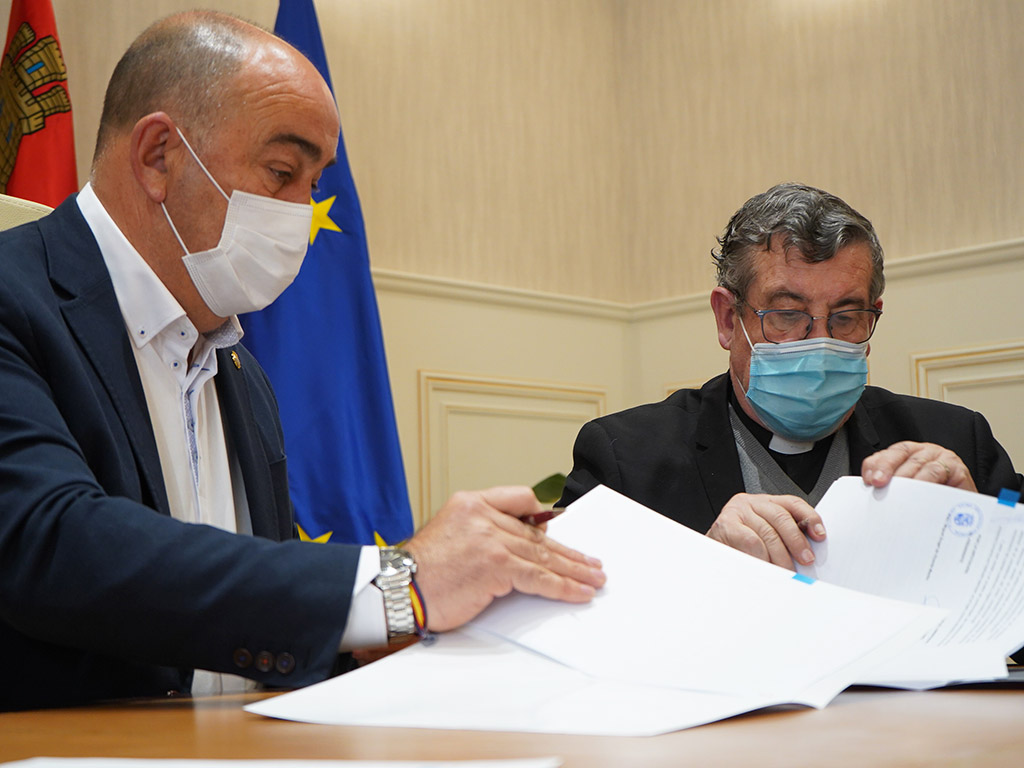 Firma del convenio entre Miguel Ángel de Vicente y el vicario de la Diócesis de Segovia, Ángel Galindo. / EL ADELANTADO