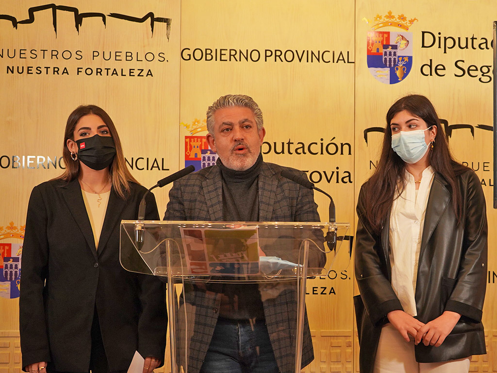 El vicepresidente de la Diputación, José María Bravo, junto a las representantes de Publicatessen. / EL ADELANTADO