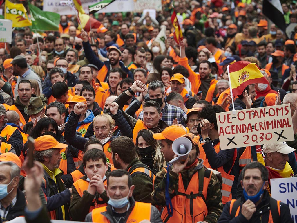 Miles de personas participan en la manifestación en defensa del mundo rural en Madrid. / EFE - LUCA PIERGIOVANNI
