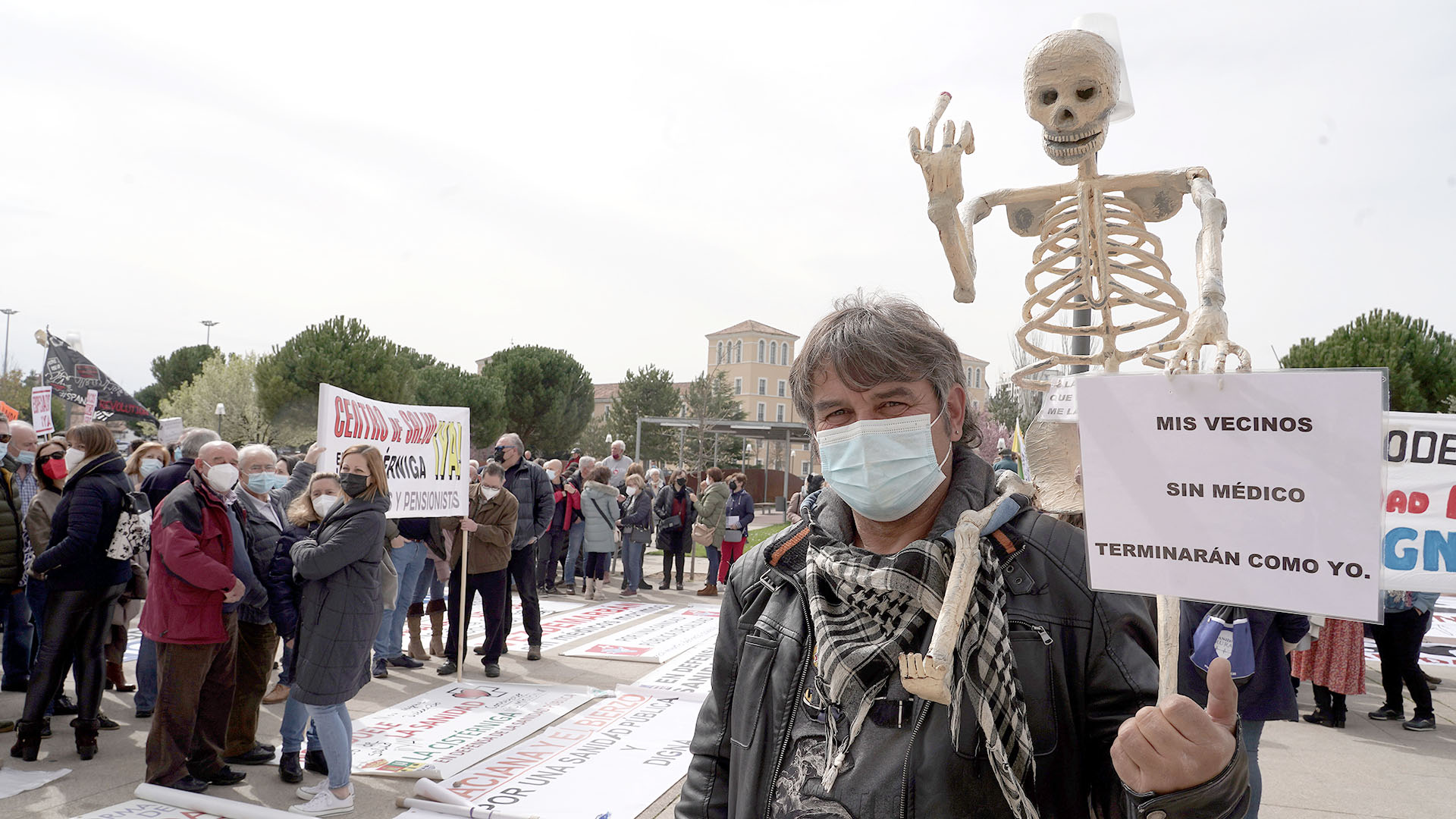 Cientos de personas claman por la defensa de la sanidad pública frente a las Cortes 1 23 1ical WEB 1