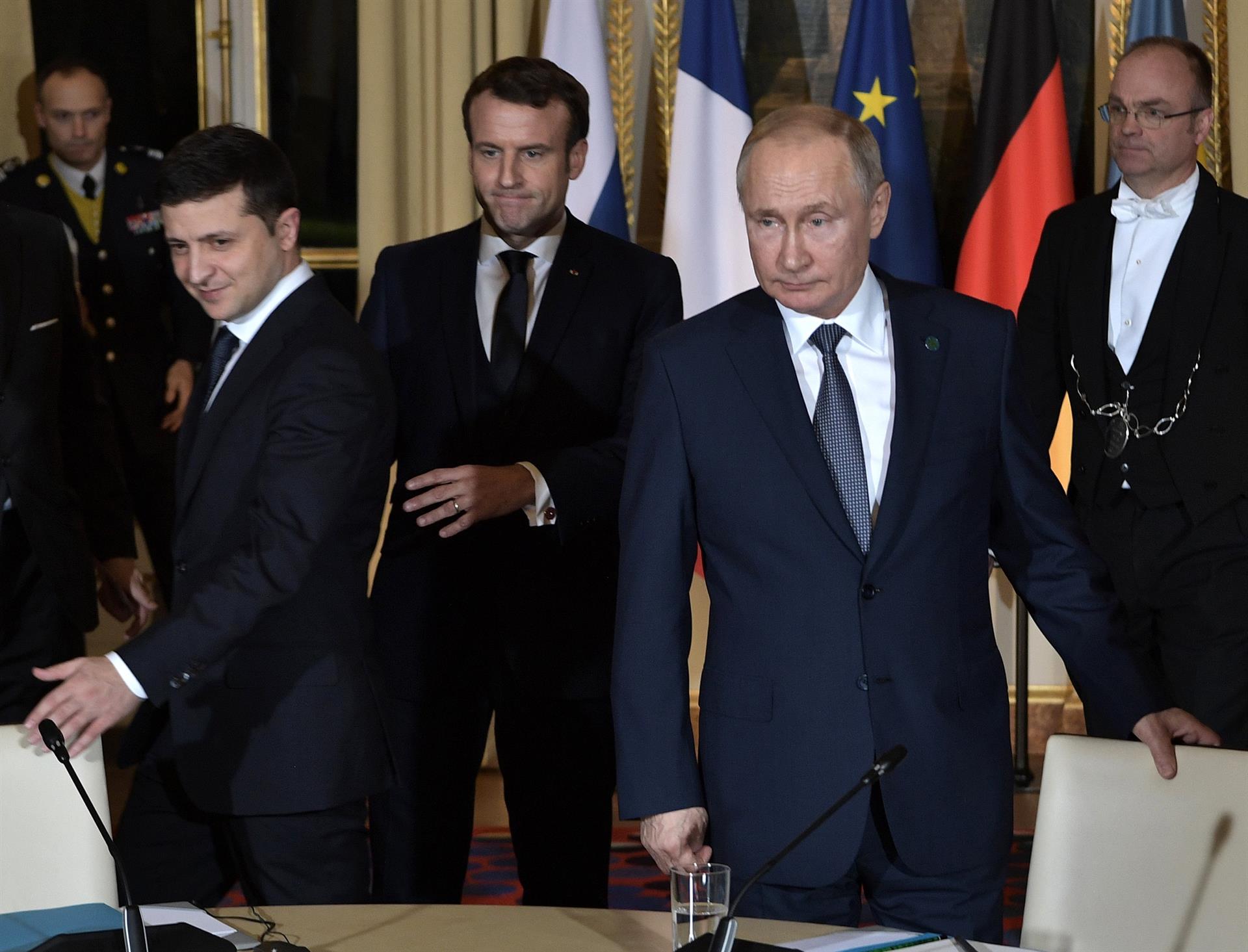 Imagen de archivo del presidente ucraniano Volodimir Zelenski (i) y el ruso Vladimir Putin (d) durante una cumbre en el Eliseo auspiciada por el presidente francés, Emmanuel Macron. EFE/EPA/ALEXEI NIKOLSKY/SPUTNIK/KREMLIN POOL