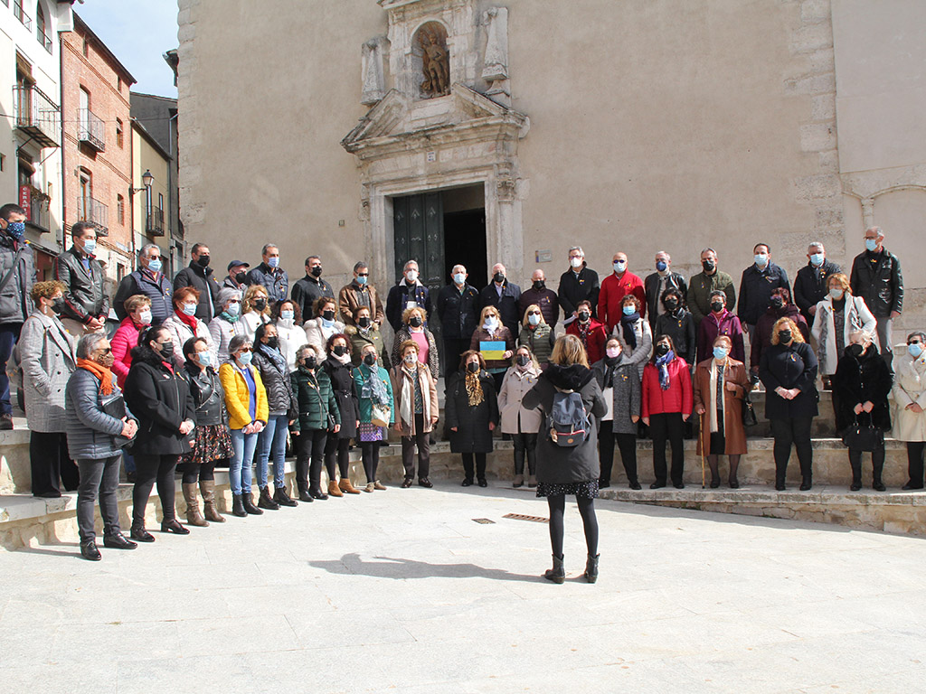La Coral concentra a los vecinos de Cuéllar en pro de la paz 1 La Coral Cuellarana atrajo a decenas de personas hasta la Plaza Mayor. / C.N