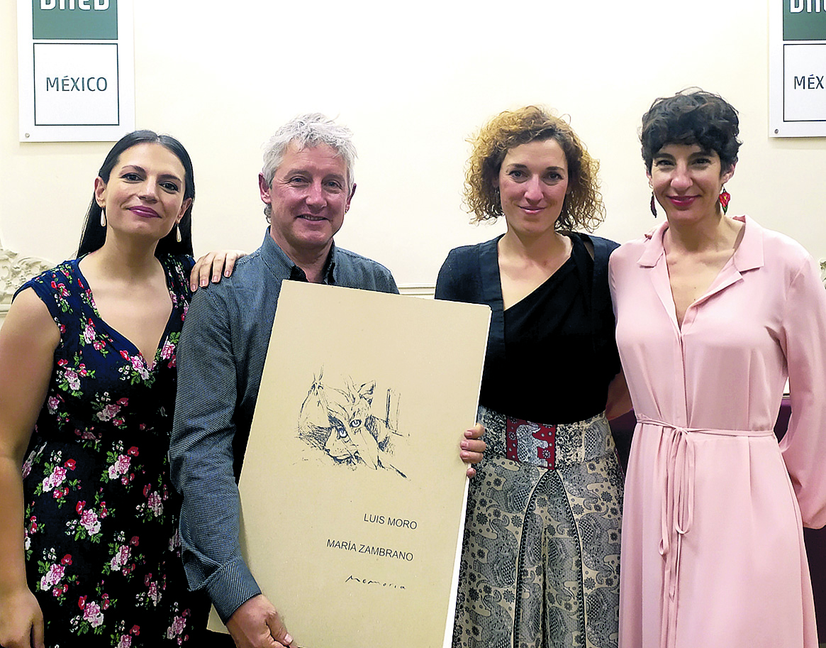 Las integrantes del conjunto ‘María de Pablos’, junto al pintor Luis Moro, en México.