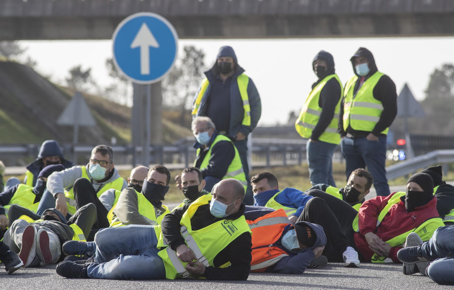 Transportistas cortan la Autovía del Noroeste -A-6- en ambos sentidos de la circulación a la altura del municipio lucense de O Corgo. EFE/ Eliseo Trigo