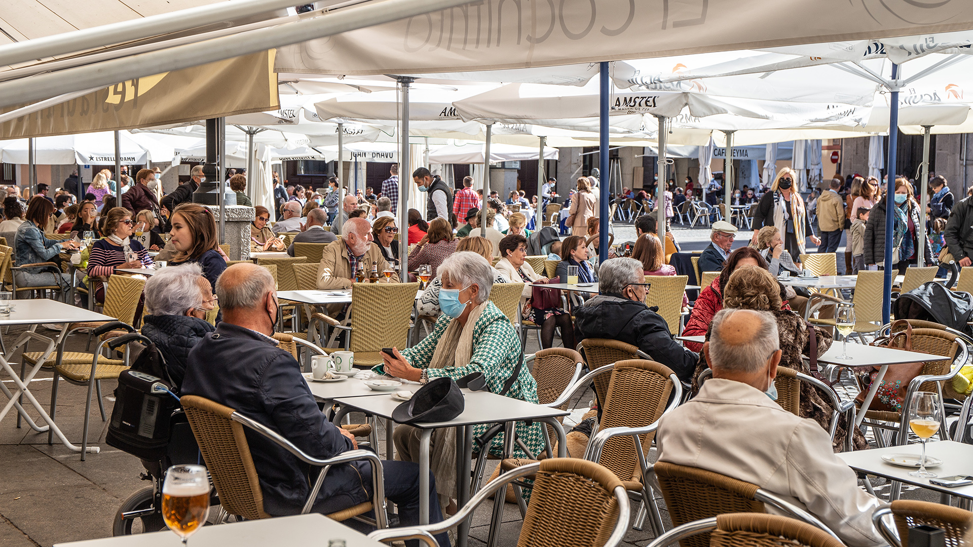 La hostelería se blinda con compras masivas por miedo a la escasez de productos 1 Los hosteleros temen que la escalada de precios lastre la senda de su recuperación a pesar de que, por el momento, sus perspectivas para esta Semana Santa son “muy buenas”. / NEREA LLORENTE