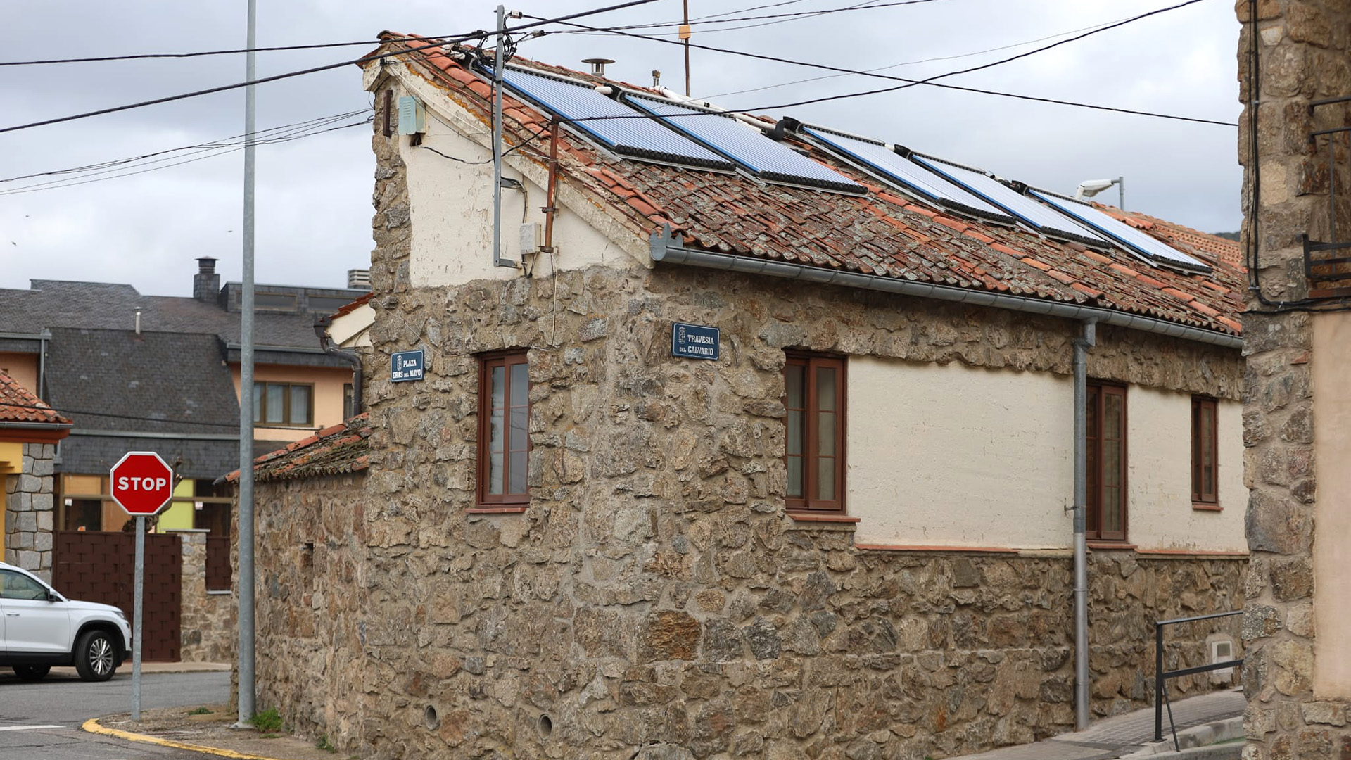 Una vivienda del núcleo de Revenga ha apostado por el autoconsumo de energía solar. /ROCÍO PARDOS
