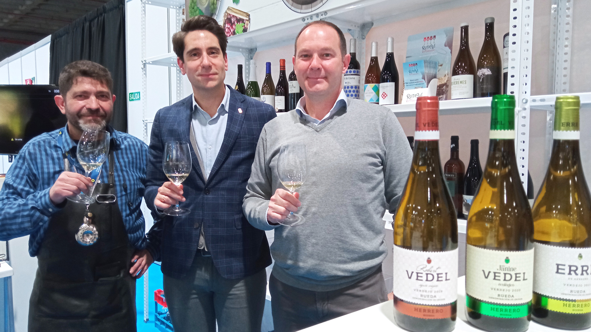 El concejal de Turismo, Miguel Merino, en el cnetro, durante una de las catas de vino que organizó Segovia en Madrid Fusión. / E. A.