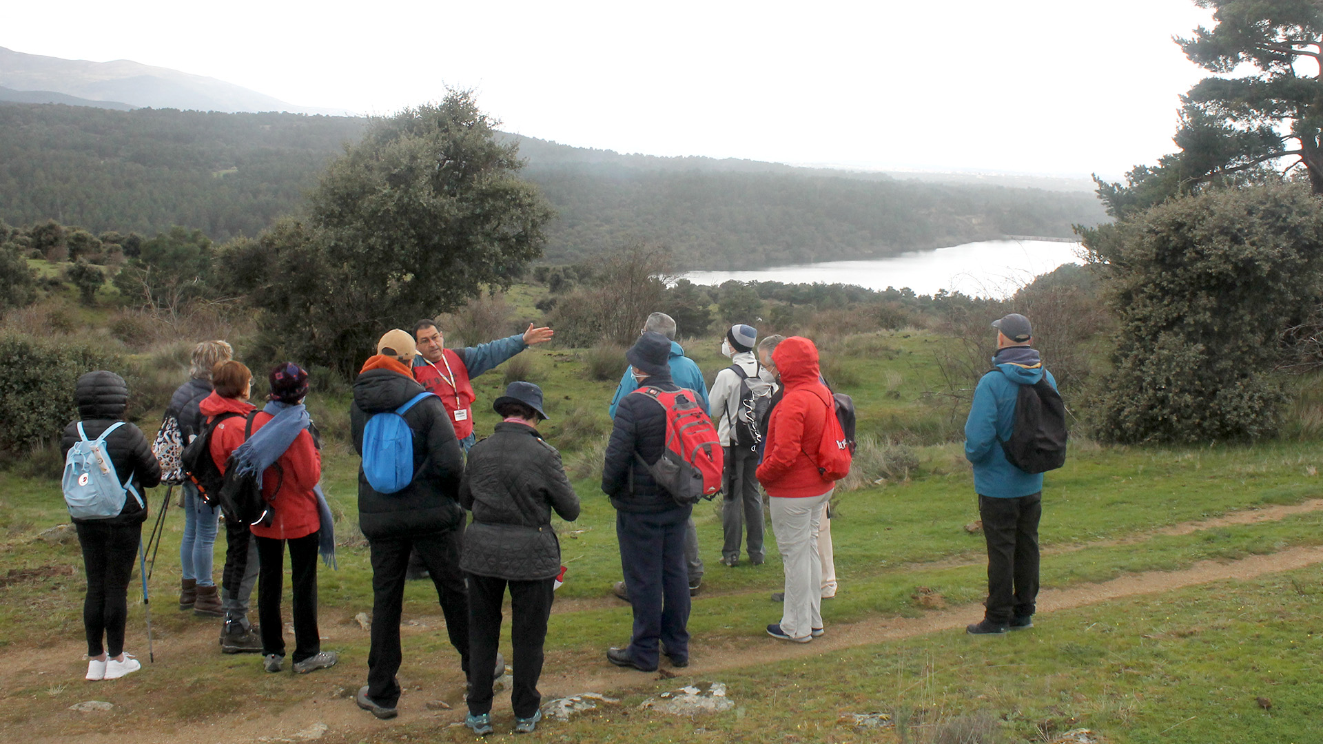 Uno de los grupos atiende las explicaciones del geólogo de IGME Andrés Díaz. / E. A.