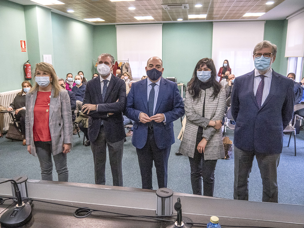 Lorenzo Amor, en el centro, mantuvo una reunión con empresarios segovianos en la sede de FES. /NEREA LLORENTE