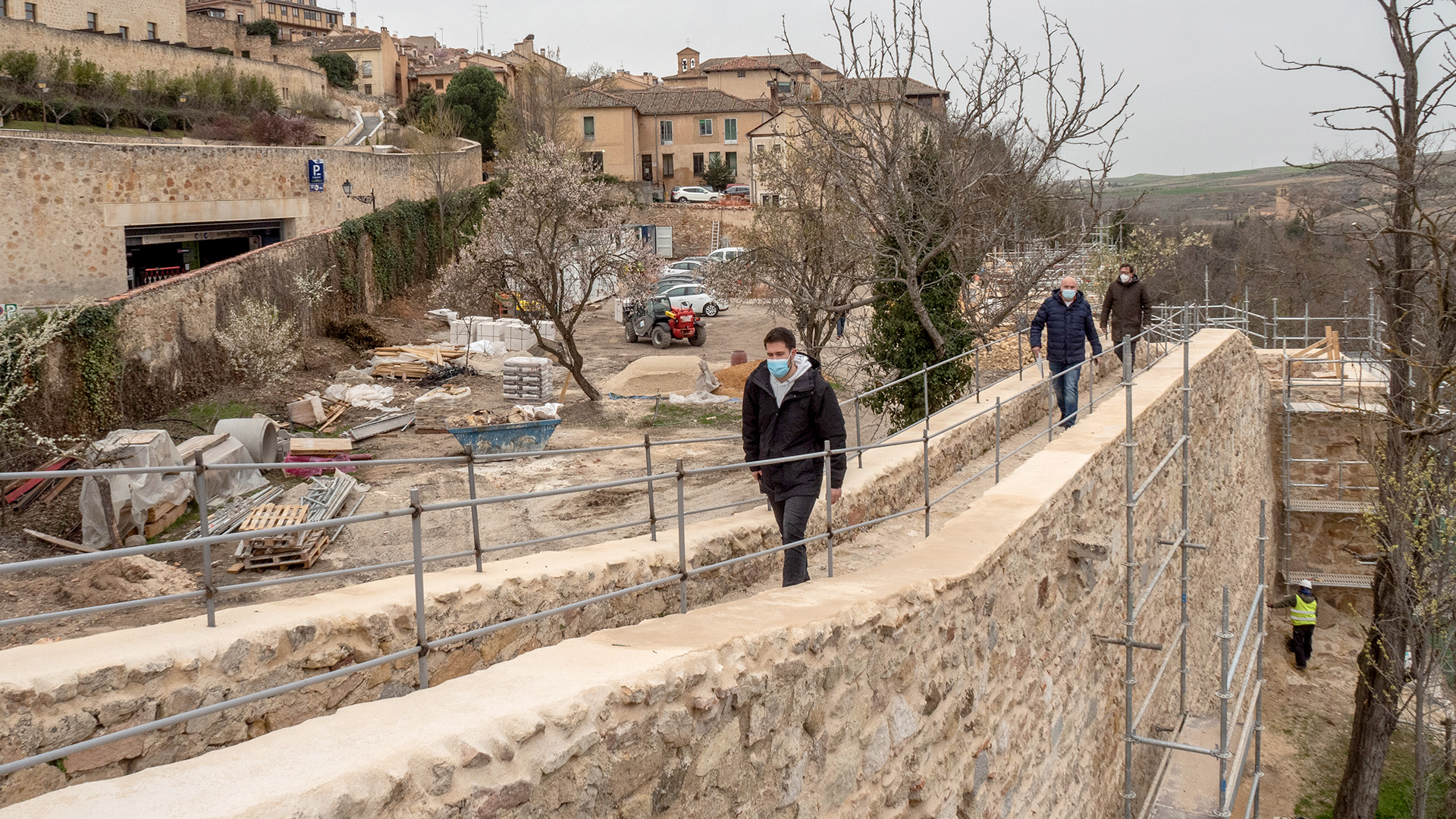 El proyecto permitirá el paso por el adarve de la Muralla en la zona del huerto del Hospital de la Misericordia. / Nerea LLorente