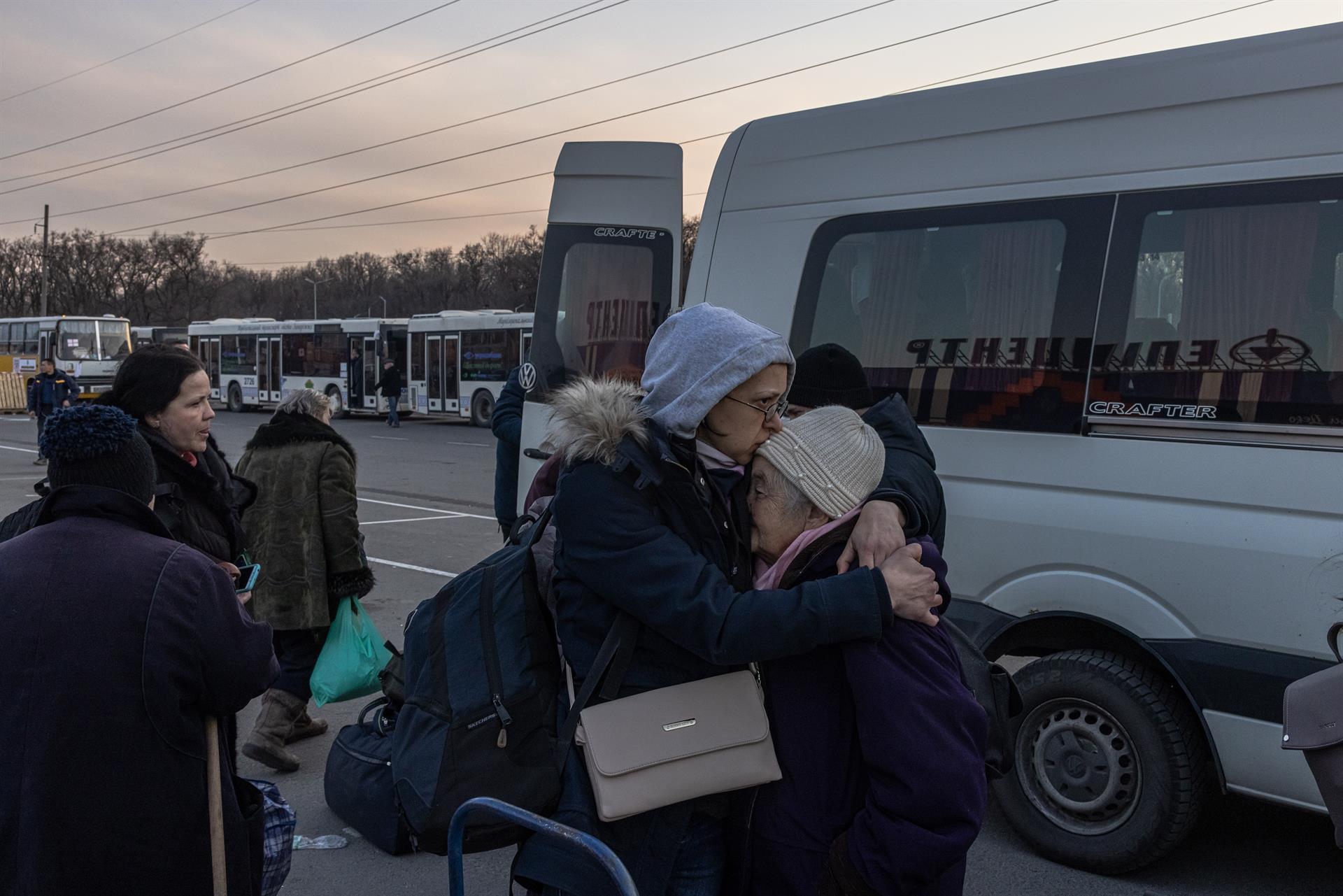 Varias personas evacuados de Mariupol y Melitopol a su llegada a la ciudad de Zaporizhzhia, Ucrania. EFE/EPA/ROMAN PILIPEY