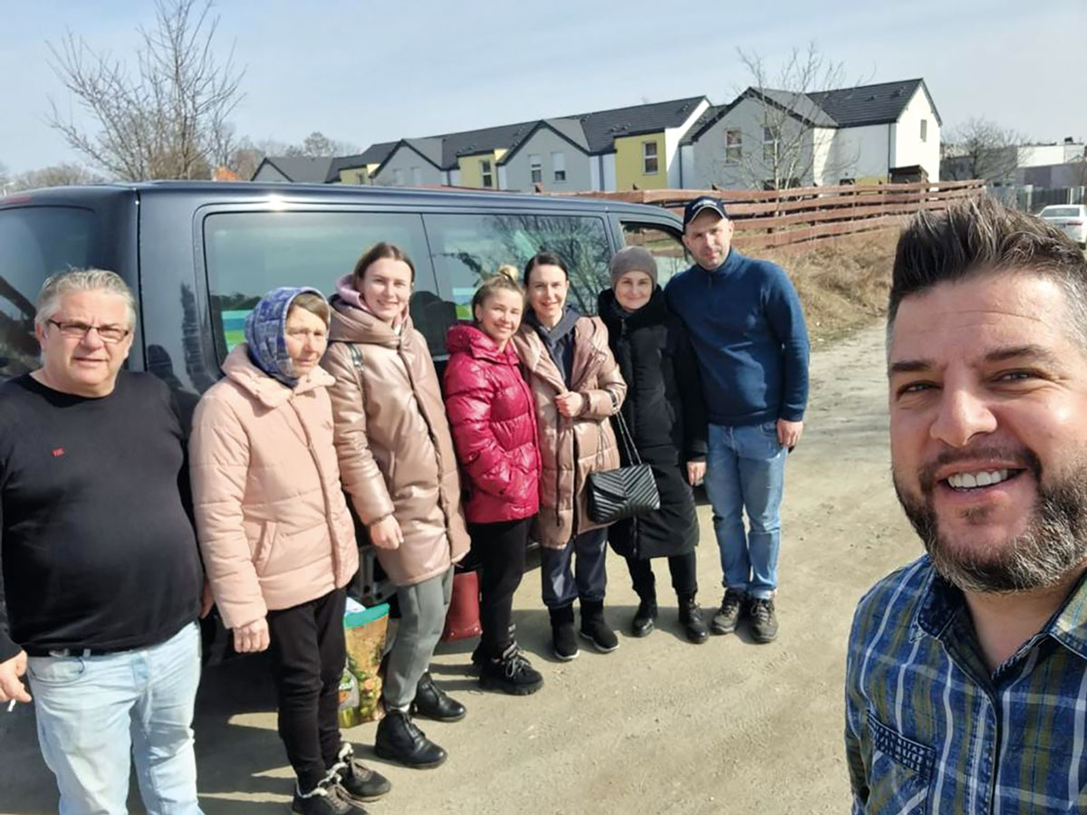 Roberto Gómez (izq.) junto a su hermano Eduardo (dcha.) y los refugiados a los que han traído a España. / E. A.