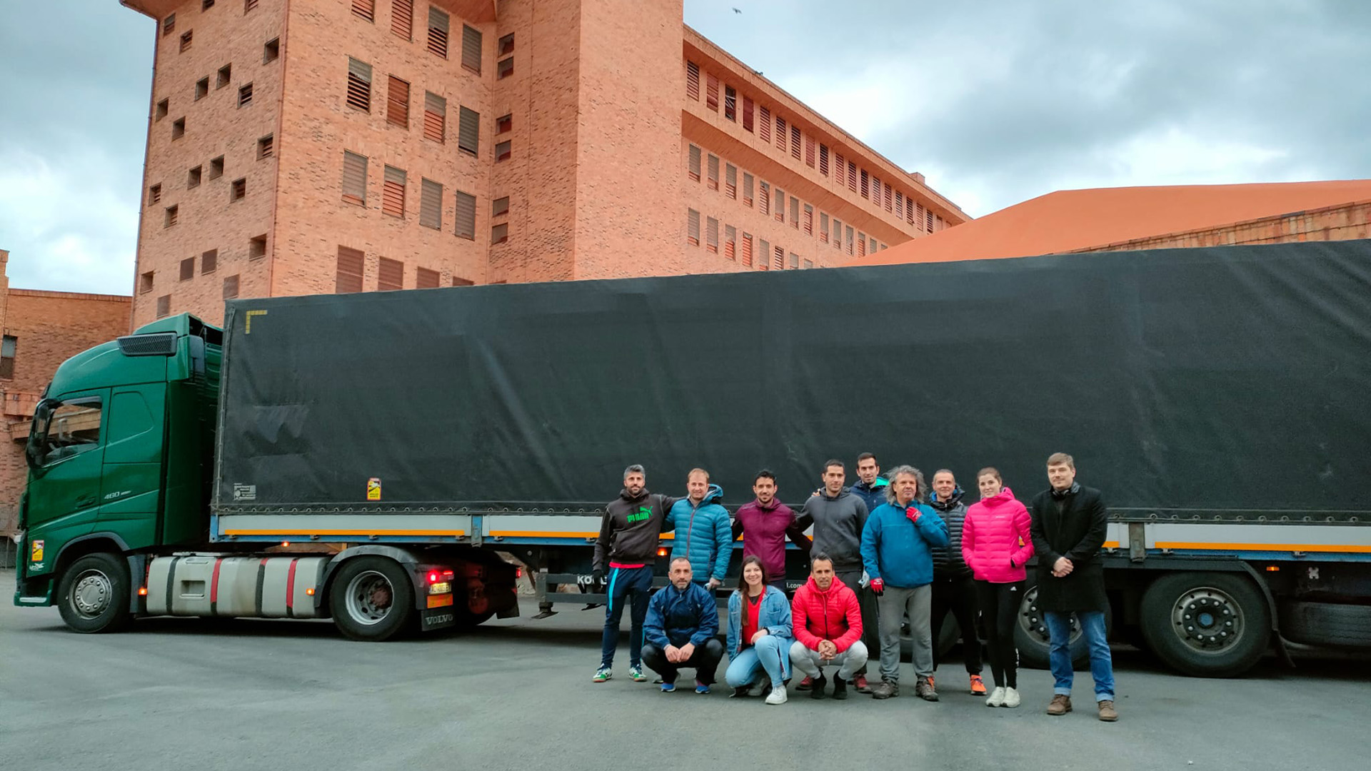 Voluntarios llenaron un tráiler de productos recogidos en toda la provincia que salió a Ucrania este jueves. / E. A.