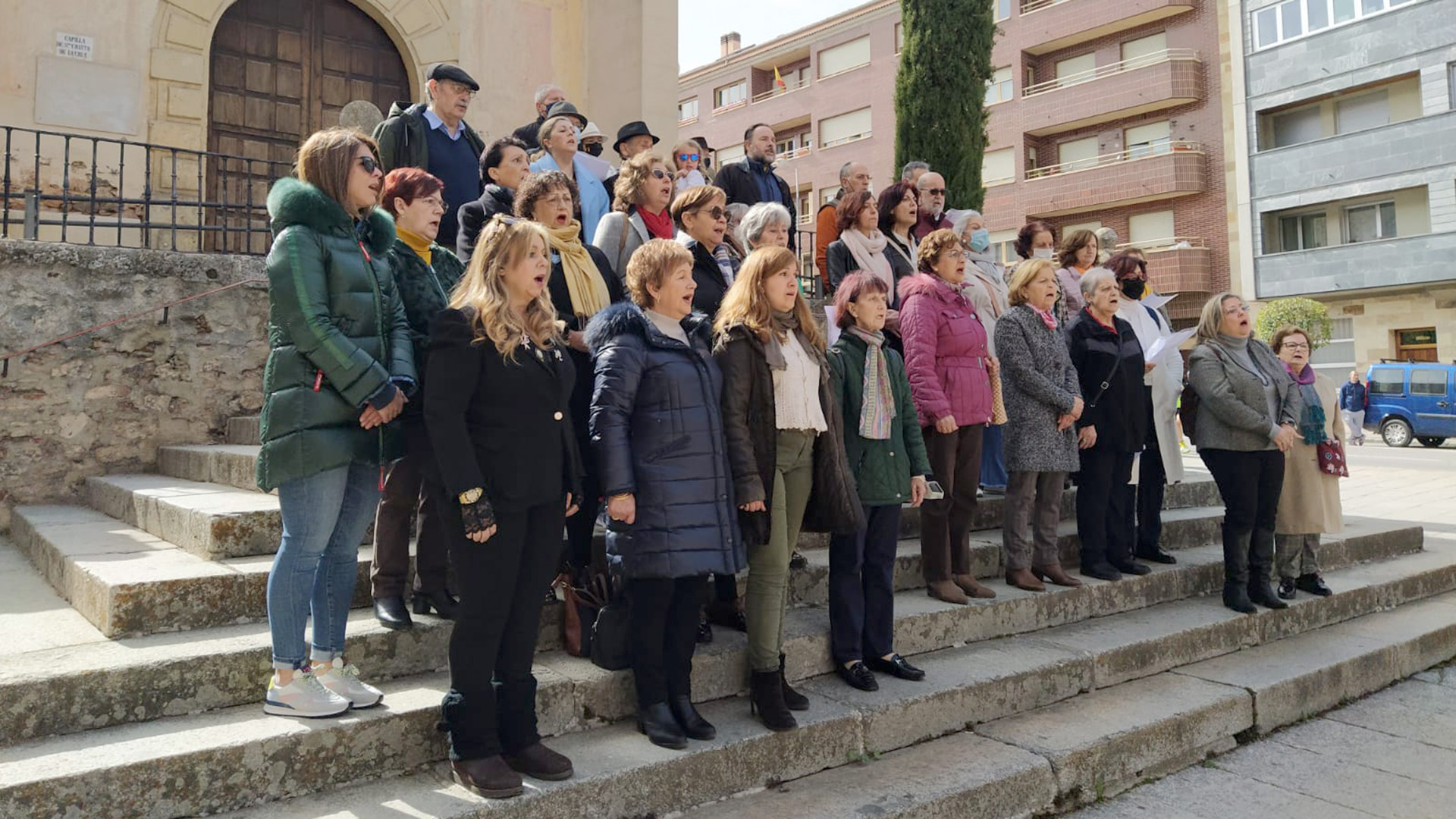 El Coral segoviano Voces de Castilla llevó a cabo su interpretación a los pies de la Ermita del Cristo del Mercado. / E. A.