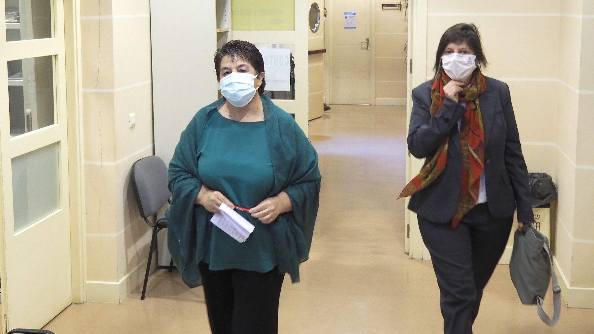 La alcaldesa Clara Luquero y la exconcejala Gina Aguiar, hace un año en un pasillo del Ayuntamiento. / Kamarero