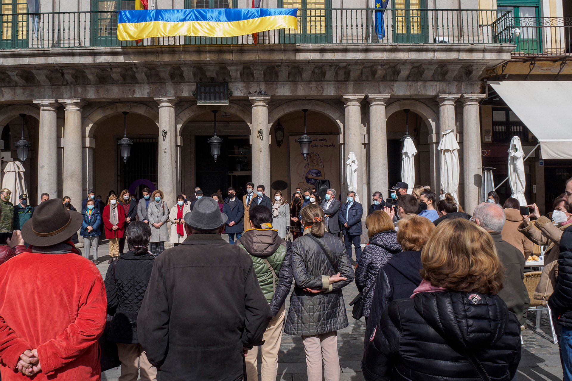 Un repostero con los colores de la bandera de Ucrania adornó la fachada de la Casa Consistorial durante la concentración. / KAMARERO