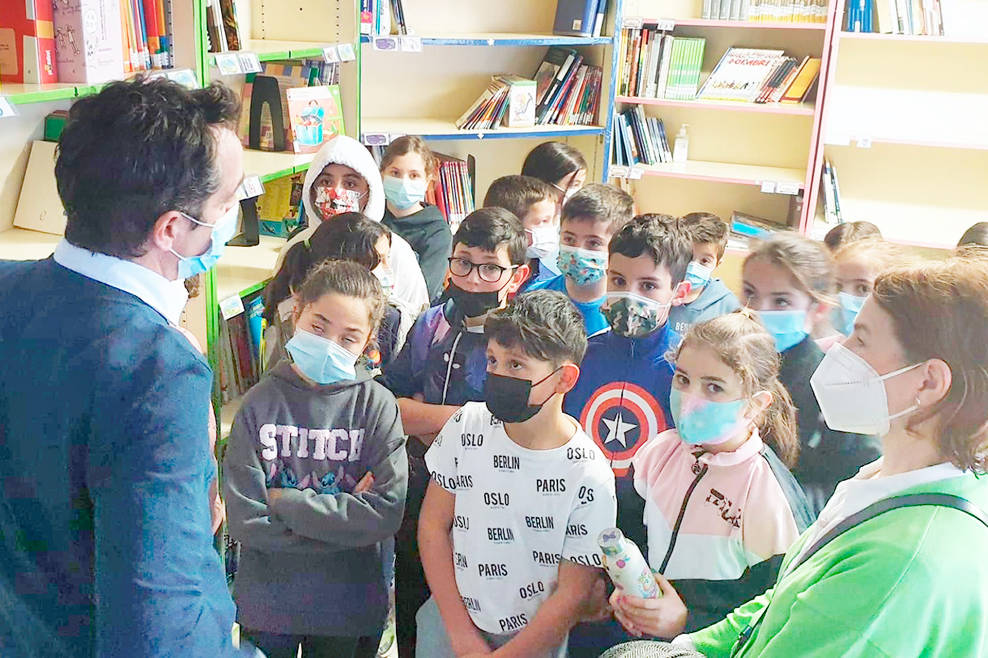 Germán Delibes conversa con alumnos del CEIP Agapito Marazuela. /EA