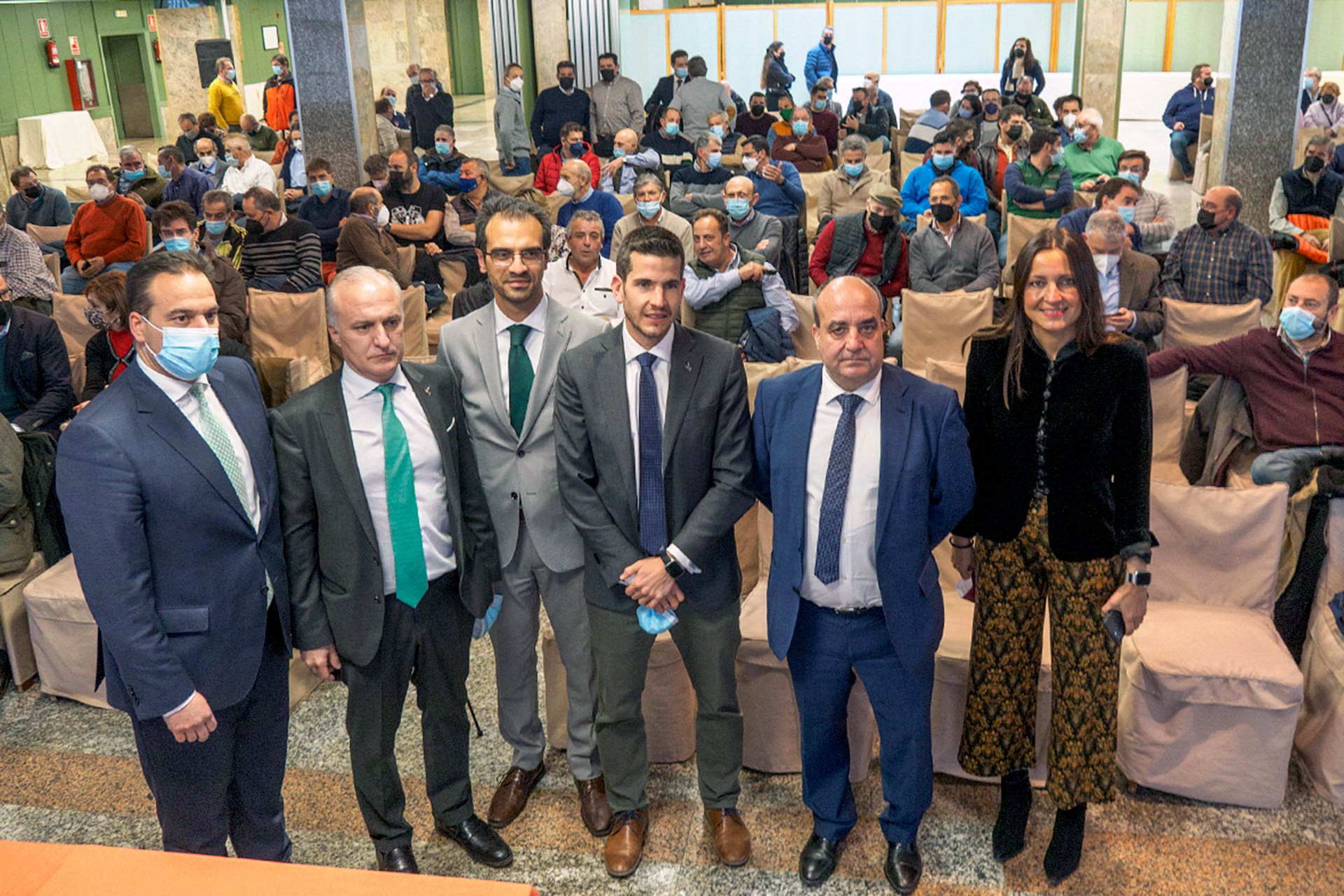 Juan Pedro Medina, junto a otros de los participantes en la jornada que ayer tuvo lugar en el hotel Puerta Segovia. / KAMARERO