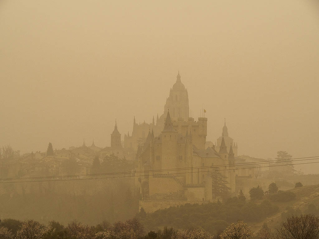 Nube de polvo sahariano, en Segovia. / KAMARERO