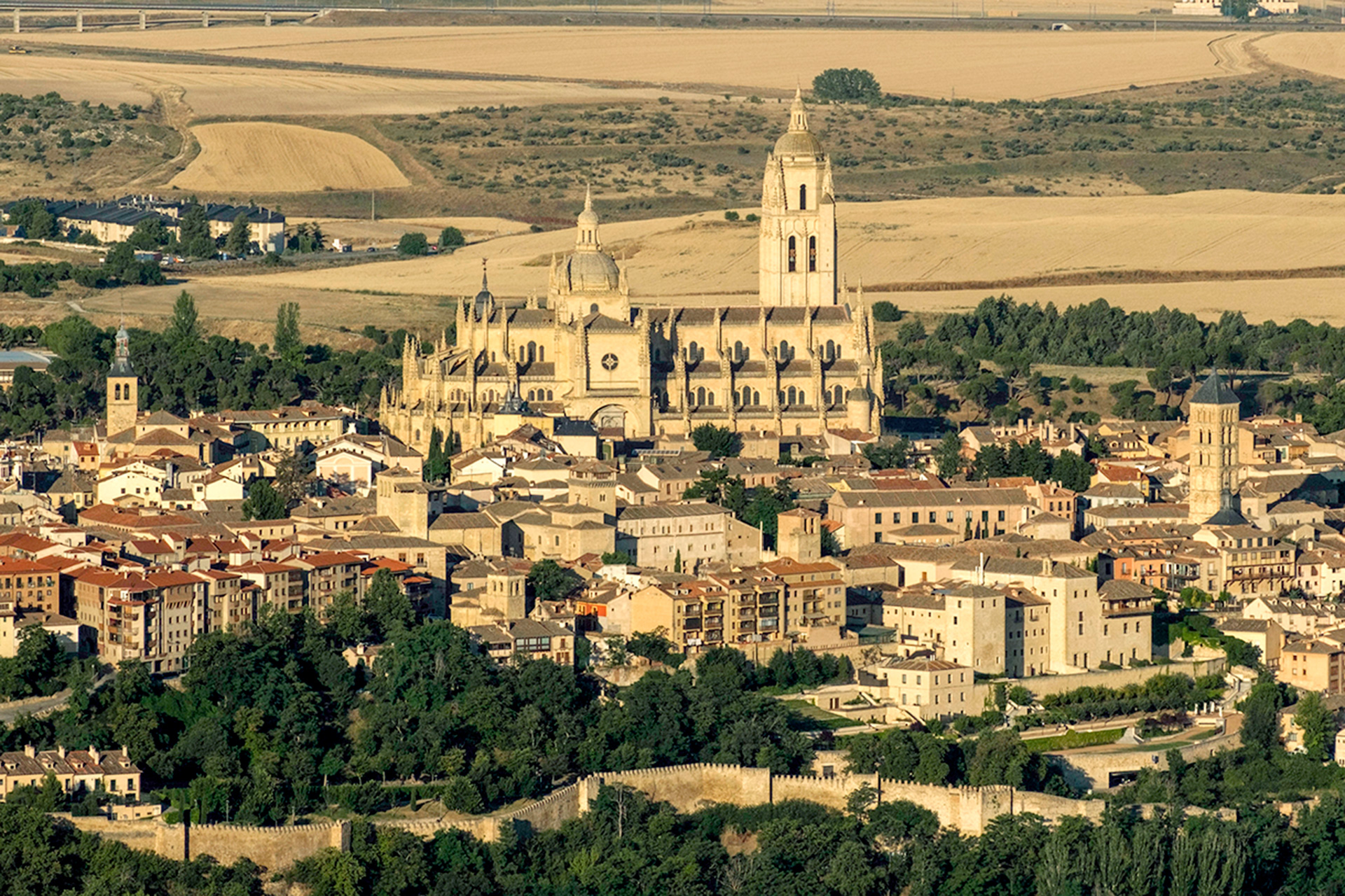Vista parcial de la ‘ciudad vieja’, declarada Patrimonio de la Humanidad junto al Acueducto en 1985. / Kamarero