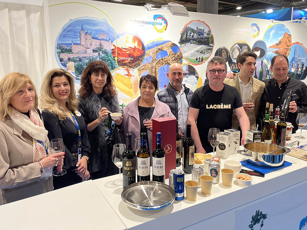 La alcaldesa Clara Luquero y el concejal Miguel Merino, junto con representantes de la gastronomía segoviana. / EL ADELANTADO