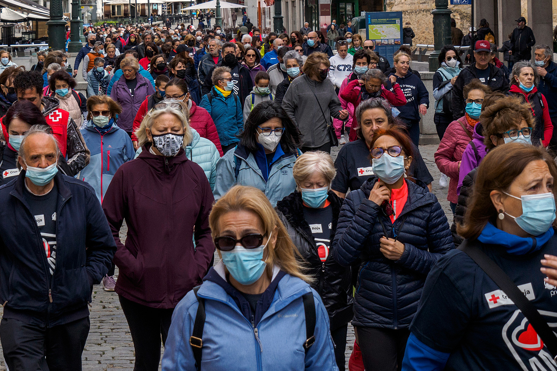 Marcha solidaria de Cruz Roja, en Segovia. / KAMARERO