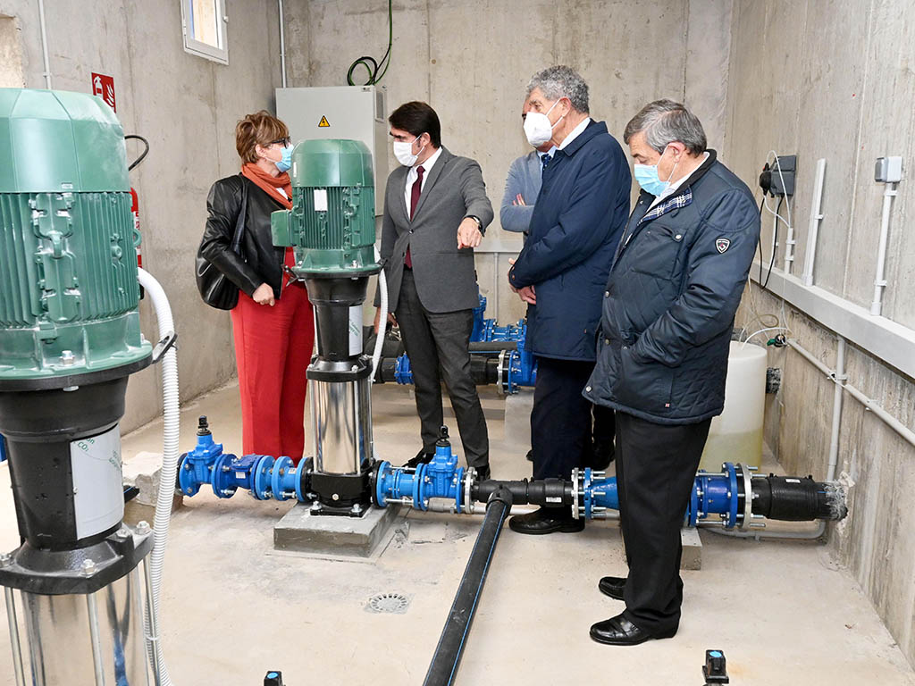 El consejero de Fomento y Medio Ambiente, Juan Carlos Suárez-Quiñones; acompañado por el alcalde de Lastras de Cuéllar, Andrés García; la alcaldesa de Aguilafuente, María Luisa López; y el diputado Basilio del Olmo. / EL ADELANTADO
