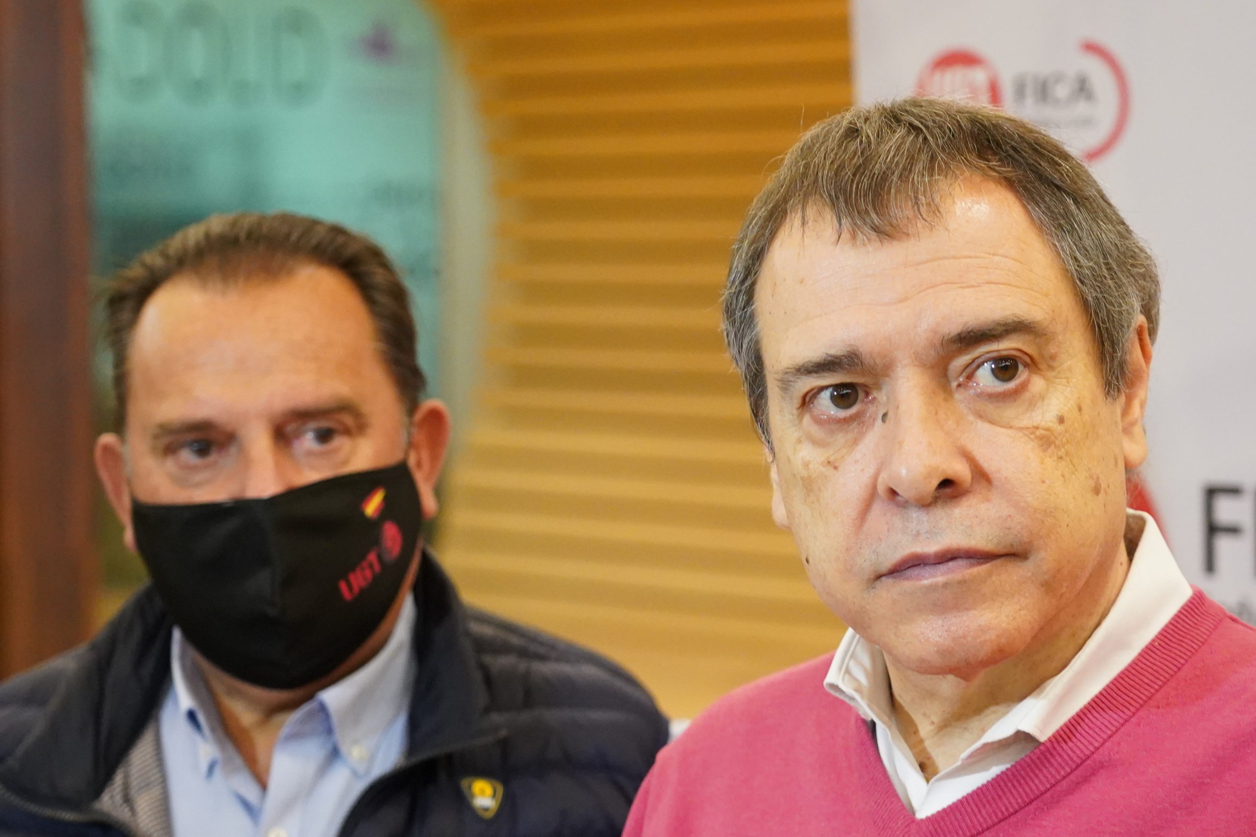 El vicesecretario general de UGT Confederal, Mariano Hoya Callosa, y el secretario general de UGT FICA CyL, Miguel Ángel Gutiérrez Fierro, participan en una jornada sobre reforma laboral y su aplicación en el sector industrial de Castilla y León. / ICAL - MÍRIAM CHACÓN