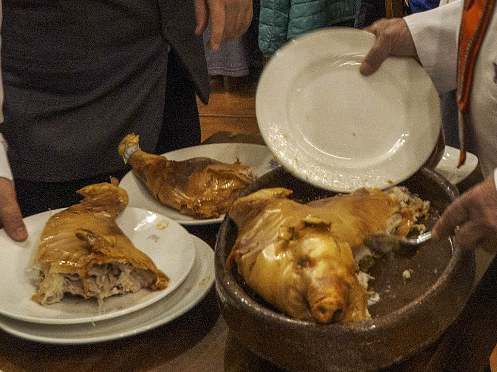 Reparto de raciones de cochinillo, durante 'Cinco días de El Dorado'. / KAMARERO