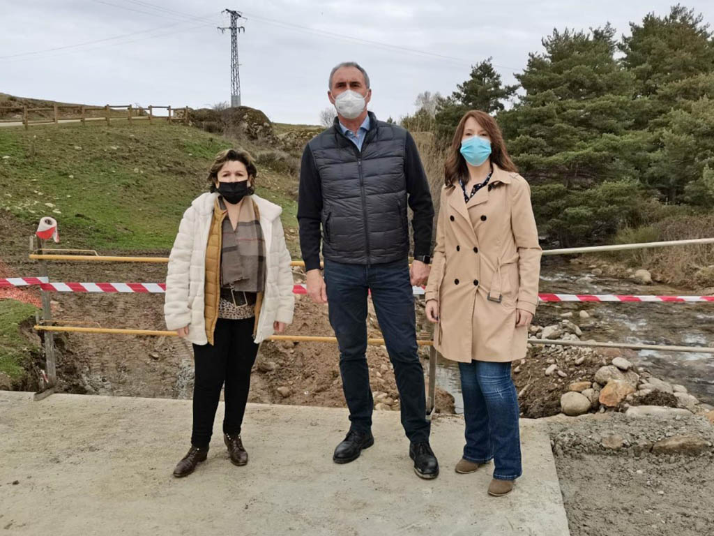La teniente de alcalde de Navafría, Carmina Lobo; el delegado territorial, José Mazarías; y la alcaldesa, Jennifer Berzal. / EL ADELANTADO